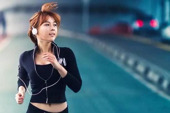 妇女节特辑:5款最适合女性跑者装备推荐_跑步