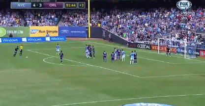 效力于奥兰多的卡卡在主罚禁区前的任意球前,站在人墙里的皮尔洛悄悄