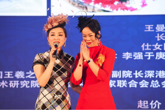 亚太杰出女性联合会主席王曼郦女士（左），温瑞玲女士（右）