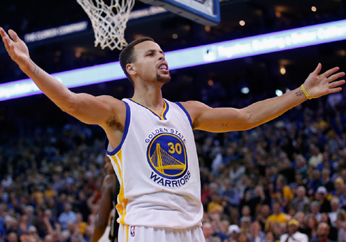 库里半场超远压哨3分(gif)