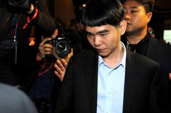 李世石（前）在首场比赛结束后走出赛场。新华社记者冮冶摄