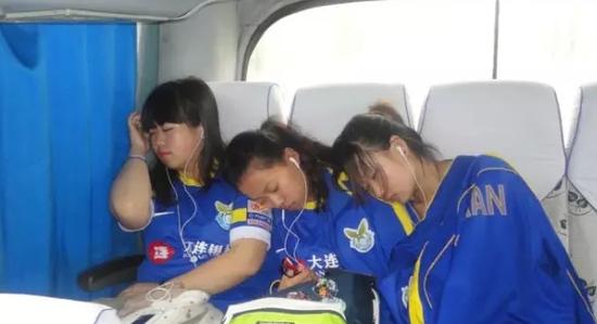 在大巴车上睡着的阿尔滨球迷