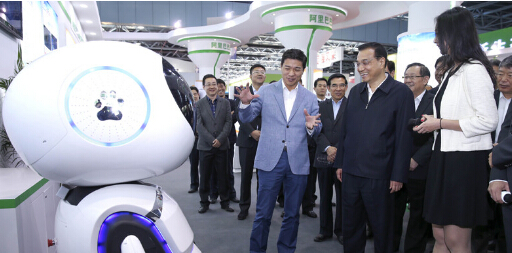 百度公司创始人、董事长兼首席执行官李彦宏陪同李克强总理与小度机器人互动