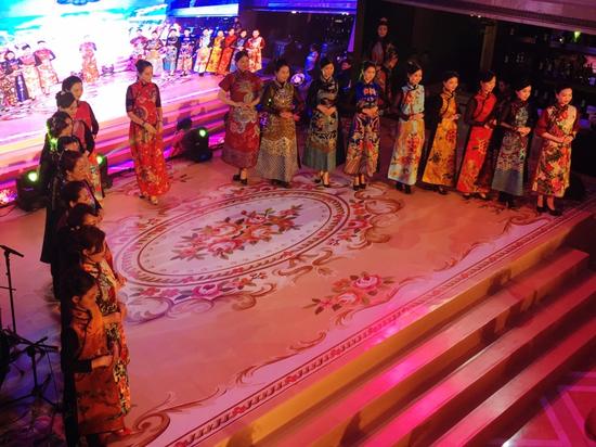 中国旗袍总会的女士们身穿传统京派旗袍为大家呈现一场精彩、优雅的旗袍走秀，观众们感受到深蕴的东方女性之美