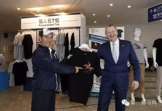 马会行政总裁应家柏（右）及练马师告东尼（左）一同展示今届德比参赛马“威利加道”的主题T恤。