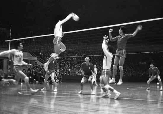 历史上的今天:中国男排与团结起来振兴中华