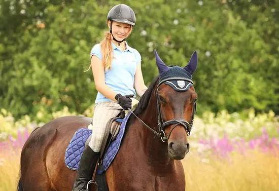 科学研究:骑马可提高生活技能 快送孩子学骑马吧 _马术_新浪竞技风暴_新浪网