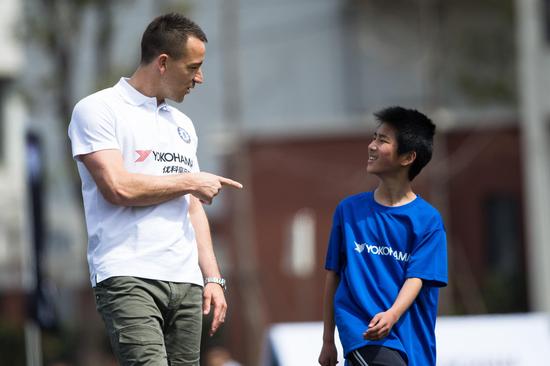 特里中国行指导小球员 避谈转会中超坦言上海