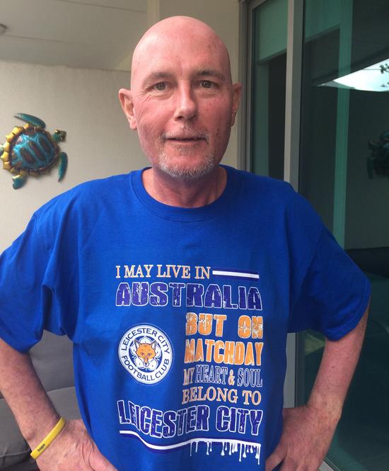 Tony胸前的字样：我住在澳大利亚，但在比赛日，我的心和灵魂，属于莱斯特城