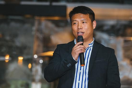 武汉国际体育赛事管理有限公司媒体服务部总监赵榕刚和与会媒体互动