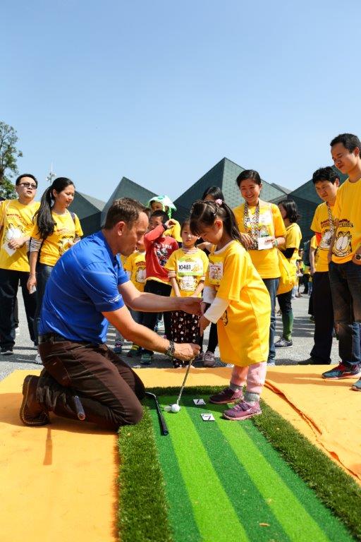 深圳市民体验高尔夫的乐趣
