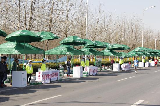 郑开马拉松最靓风景线:为志愿者付出点赞