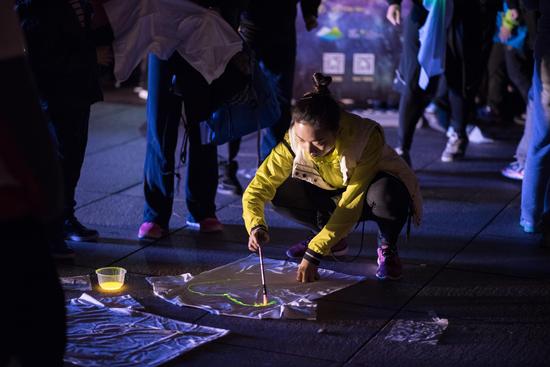 九龙湖荧光跑绚丽色彩点亮夜空 荧光涂鸦创意