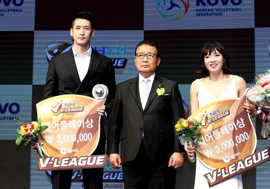 韩国排球联赛颁奖典礼 帅哥文圣民获MVP(视频)_排球_新浪竞技风暴_新浪网