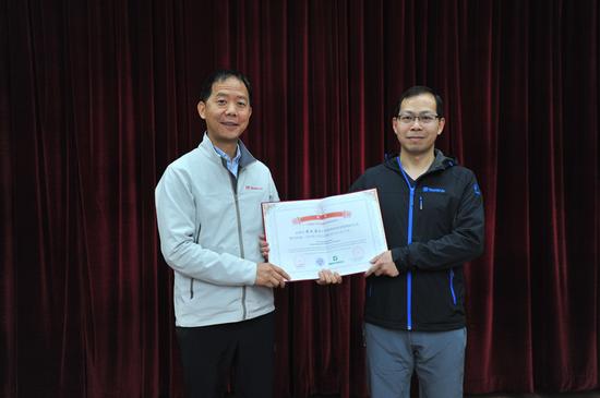盛发强先生为黄文涛博士颁发聘书