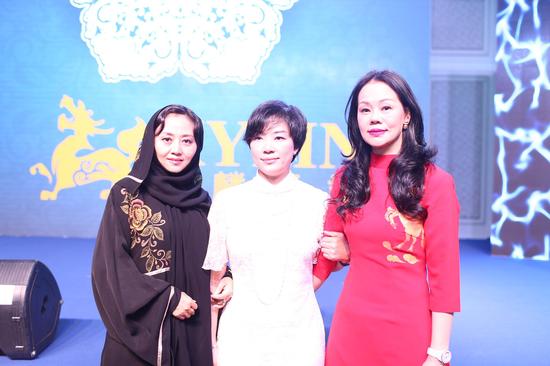 乌尔丹·吴女士、阿联酋华人妇女联合会潘秀萍女士与温瑞玲女士