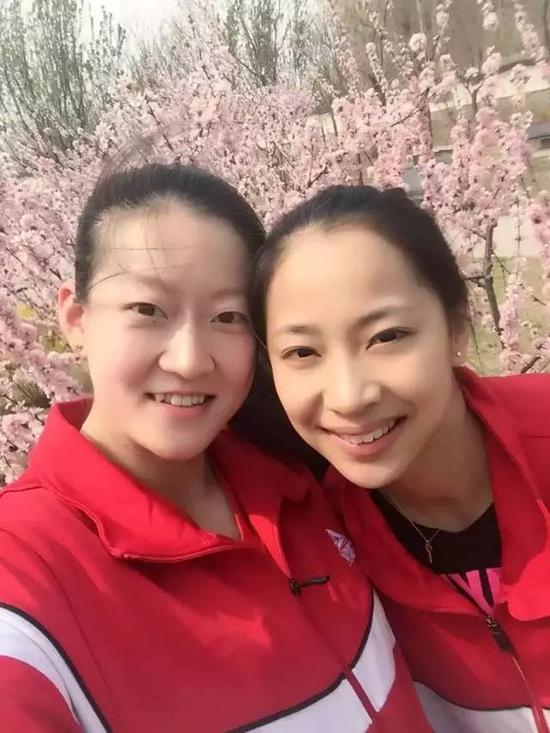 天津女排集体踏青赏花 陈丽怡王茜比花儿美(图