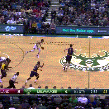 雄鹿前锋吉安尼斯-安特托孔波出场39分钟,18投10中,得到22分,外加14个