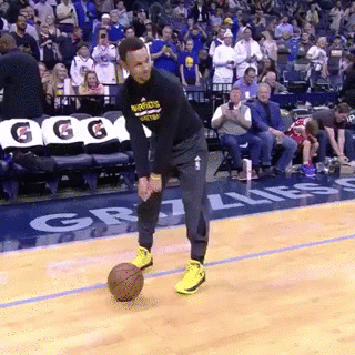 库里用篮球在NBA表演了一次推杆