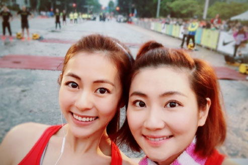 Selina和妹妹跑马拉松 穿短裤大方露出腿上伤疤