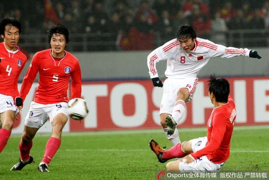 2010年东亚四强赛国足3-0韩国，邓卓翔进球瞬间