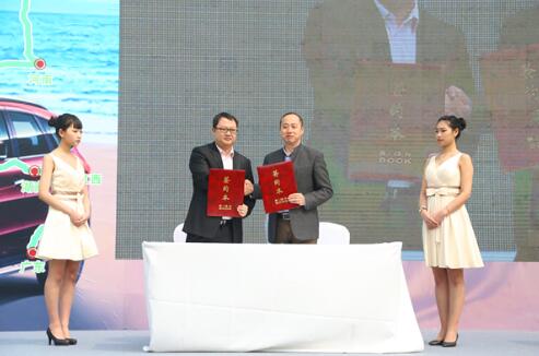 李元胜先生（中右）携手邱楠先生（中左）共同签署采购意向书