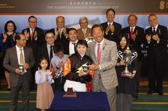 马会主席叶锡安博士于北京会所周年杯颁奖礼上，将冠军奖杯颁予蒋嘉琦。