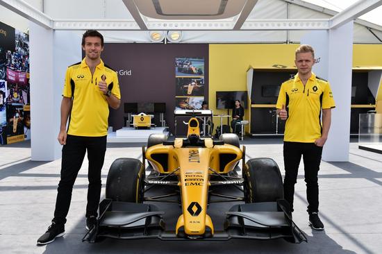 雷诺F1车手凯文•马克努森 (Kevin Magnussen) 、乔利恩•帕尔默（Jolyon Palmer）亲临展台互动