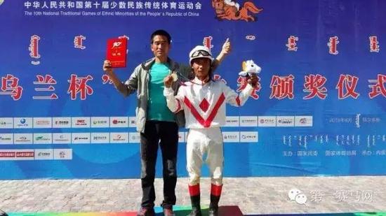 在2015年鄂尔多斯全国民运会上，法国马赢得至少两块金牌、三块银牌。图为马主祁铁军（左）和骑手董春宏（右）赢赛后合影