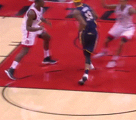 特纳拼抢篮板受伤离场