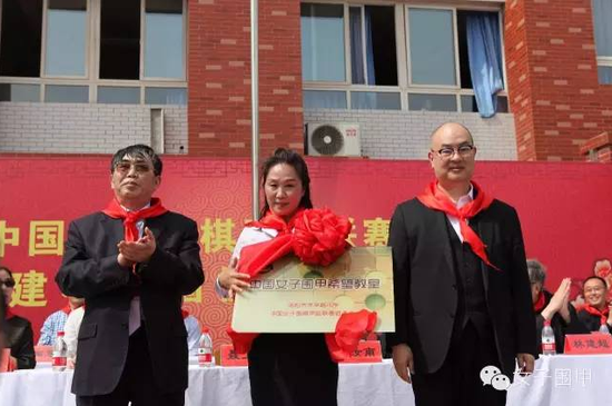 棋圣聂卫平和中信置业有限公司董事长胡东海为“希望围棋教室”揭牌。