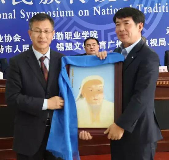 △锡林郭勒职业学院向韩国汉拿马协会赠送成吉思汗画像