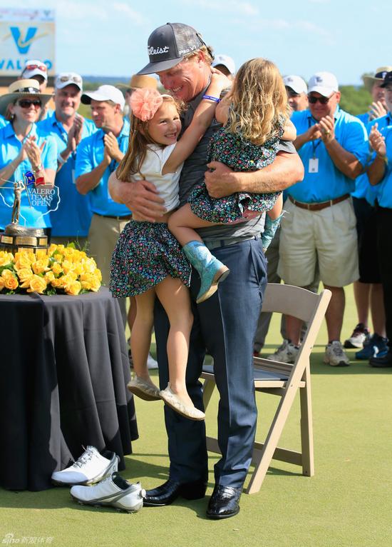霍夫曼拥抱女儿庆祝夺冠
