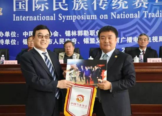 △中国马会向锡林郭勒职业学院赠送照片与旗帜