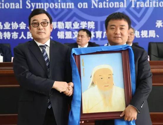 △锡林郭勒职业学院向中国马会赠送成吉思汗画像