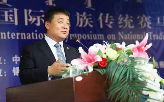 △中国马会秘书长岳高峰在闭幕式作《骐骥驰骋 羽翼翱翔》报告