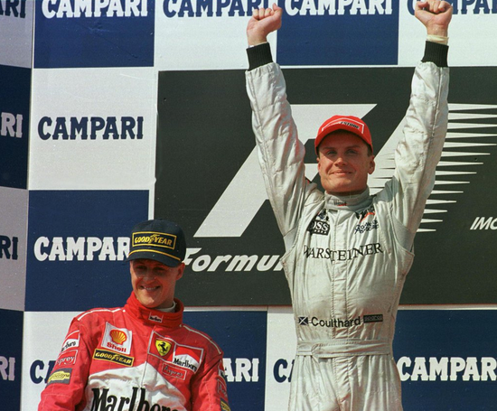 1998年4月27日，英国车手大卫-库特哈德驾驶迈凯轮赛车在圣马力诺站获胜。