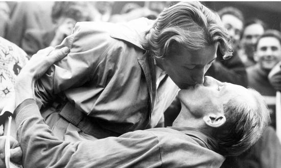 1952年奥运夺金后，扎托皮克收获了妻子的吻。
