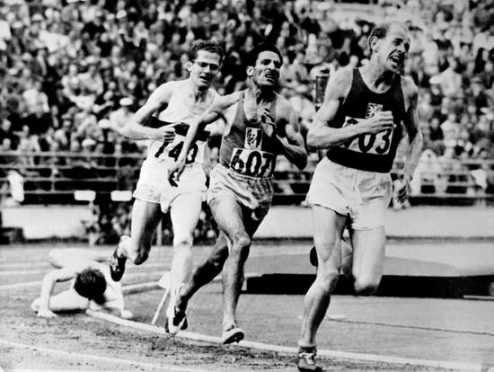 1952年赫尔辛基奥运会5000m比赛中，埃米尔·扎托皮克领先阿兰·米蒙、克里斯·查塔韦。