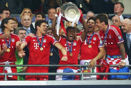 范比滕（左一）和戈麦斯（左二）都随队夺得三冠王