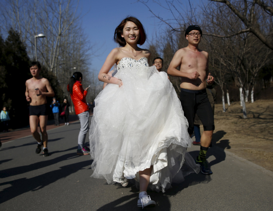 今年二月，北京一名新娘穿着婚纱跑马拉松。