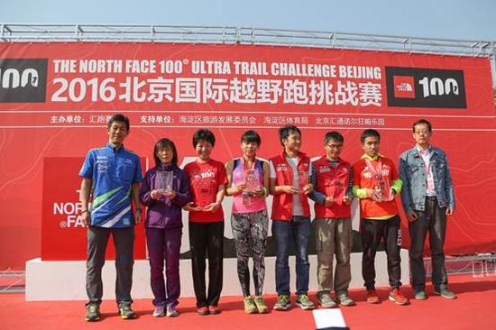 斯巴鲁汽车（中国）有限公司董事副总经理山野达也先生为获得50公里组女子前三名的选手颁奖