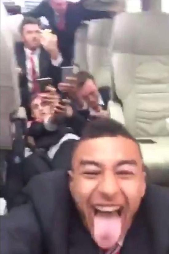 曼联大巴被砸全队倒地躲避 名将自拍大喊:妈呀