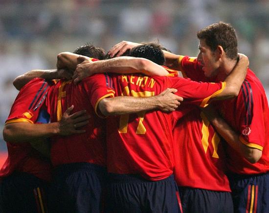 2002年世界杯，贝莱隆代表西班牙队出征。图为他进球后与队友庆祝的时刻。