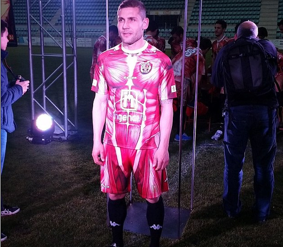 丑爆了!西球队推出肌肉球衣 像极裸体猛男(图)