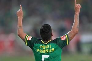 中超-张稀哲拉尔夫连入世界波 国安主场2-1上港