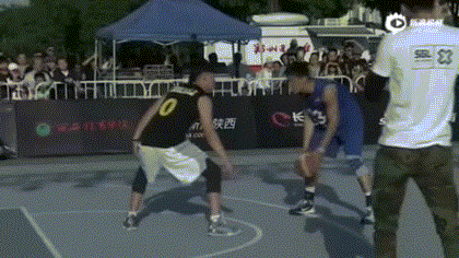 开局李观洋曾以3-0领先,但随后郝天佶利用出色的手感不断用远投追分