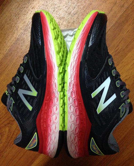 New Balance首次推出、具备旗舰级缓震性能跑鞋1080。