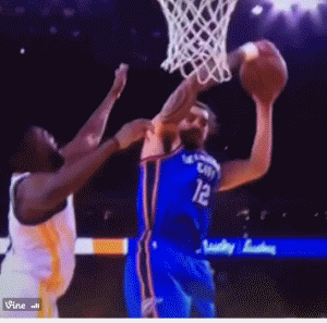 动图-内线拼抢太激烈 艾泽里亚当斯演骑马大战