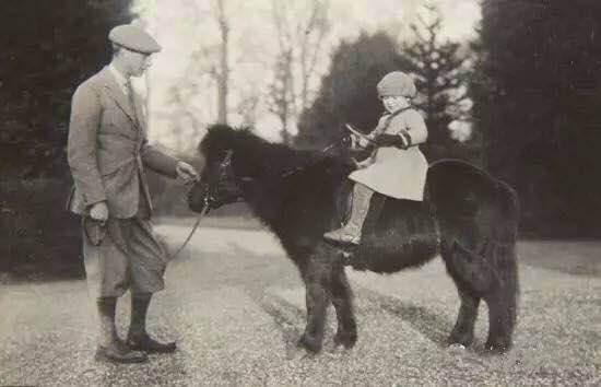1930年，才4岁的女王就开始骑小马了